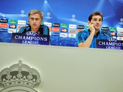 Jose Mourinho bermusuhan dengan sejumlah pemain top Real Madrid, termasuk sang kapten Iker Casillas di 2011/12. Casillas kemudian ditepikan ke bangku cadangan dan tidak lagi menjadi kiper nomor satu Madrid lagi. Keduanya bahkan kembali terlibat perang komentar belum lama ini. Foto: Jasper Juinen/Getty Images