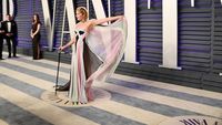 Bertongkat karena Mengidap MS, Begini Penampilan Selma Blair di Oscar 2019