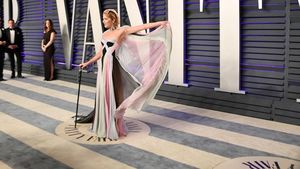 Bertongkat karena Mengidap MS, Begini Penampilan Selma Blair di Oscar 2019