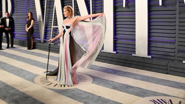 Bertongkat karena Mengidap MS, Begini Penampilan Selma Blair di Oscar 2019