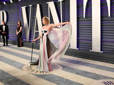 Bertongkat karena Mengidap MS, Begini Penampilan Selma Blair di Oscar 2019