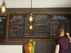 Menu yang Ditulis dengan Tulisan Tangan Berkesan Lebih Sehat