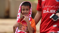 Jakmania cilik juga terlihat di antara suporter lainnya. Dia datang dengan mengenakan jersey dan membawa syal Persija.