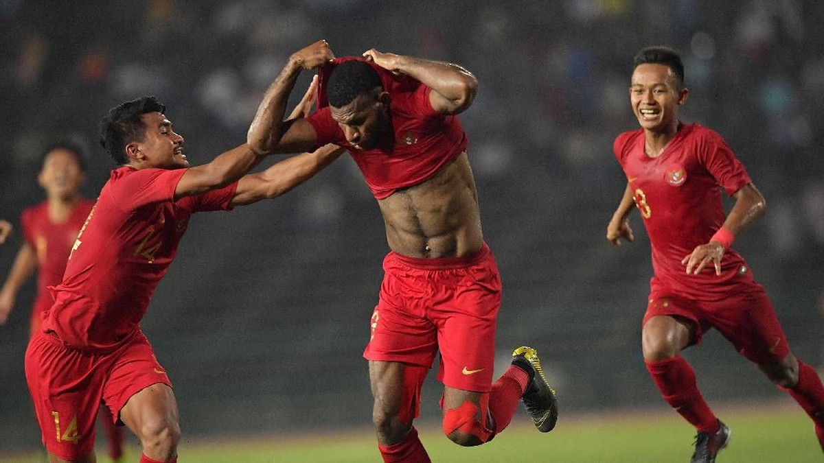 Marinus Wanewar berusaha melepas jersey saat merayakan gol. (Foto: Nyoman Budhiana/AntaraFoto)