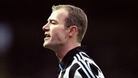 Alan Shearer, topscorer sepanjang masa Premier League, pernah menjebol gawang Sheffield Wednesday lima kali dalam satu laga di tahun 1999, saat Newcastle United menang 8-0. Tiga gol ia lesakkan di babak pertama, dan menambah dua gol lagi di babak kedua. (Foto: Michael Steele /Allsport)