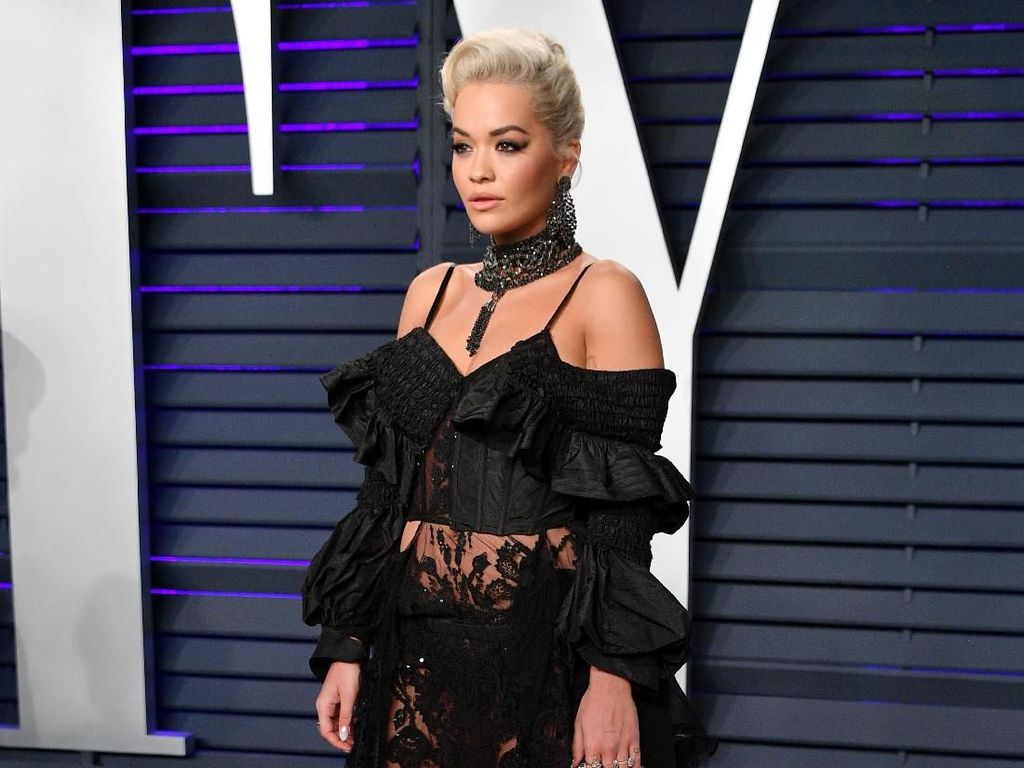 Sexy In Black! Pesona Rita Ora dengan Gown Semi Transparan