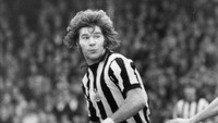 Masih dari Newcastle, manajer tim Gordon Lee kesal dengan sikap Malcom MacDonald. MacDonald menolak untuk berlatih lemparan ke dalam dalam sesi latihan yang disebutnya membosankan dan bodoh. MacDonald kemudian dijual ke Arsenal dan keduanya tidak pernah bicara lagi sejak saat itu. Foto: Frank Tewkesbury/Getty Images