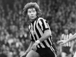 Masih dari Newcastle, manajer tim Gordon Lee kesal dengan sikap Malcom MacDonald. MacDonald menolak untuk berlatih lemparan ke dalam dalam sesi latihan yang disebutnya membosankan dan bodoh. MacDonald kemudian dijual ke Arsenal dan keduanya tidak pernah bicara lagi sejak saat itu. Foto: Frank Tewkesbury/Getty Images