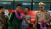 Setelah meninggalkan hotel di Phnom Penh pukul 08.00 waktu setempat, mereka mendarat di Bandara Soekarno-Hatta, Cengkareng sekitar pukul 17.00 WIB.