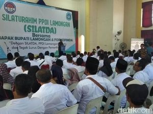Ribuan Perangkat Desa di Lamongan Tuntut Gaji Rp 2 Juta/Bulan Ribuan Perangkat Desa di Lamongan Tuntut Gaji Rp 2 Juta/Bulan