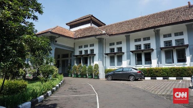 Bangunan untuk sekolah Dilan dan Milea dipilih yang berkonsep jadul.