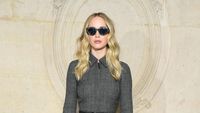 Gaya Jennifer Lawrence Pamer Cincin Tunangan Rp 2 M di Paris Fashion Week