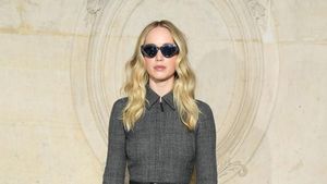Gaya Jennifer Lawrence Pamer Cincin Tunangan Rp 2 M di Paris Fashion Week