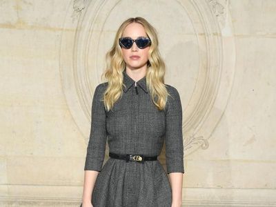 Gaya Jennifer Lawrence Pamer Cincin Tunangan Rp 2 M di Paris Fashion Week