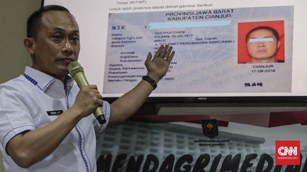 Dirjen Dukcapil Kemendagri Zudan Arif Fakrulloh menunjukkan salah satu e-KTP WNA yang nomor identitasnya masuk DPT, meski identitas pemilihnya berbeda.
