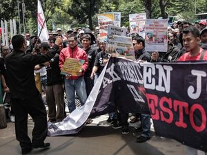 Aksi Pekerja Pelabuhan Paksa Masuk Kementerian BUMN