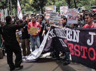 Aksi Pekerja Pelabuhan Paksa Masuk Kementerian BUMN