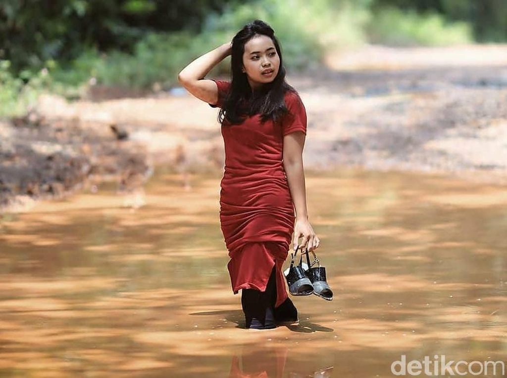 Hasil gambar untuk kumpulan foto model dijalan rusak