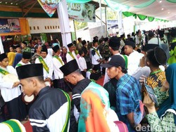 Warga Sambut Jokowi di Ponpes Miftahul Huda Banjar