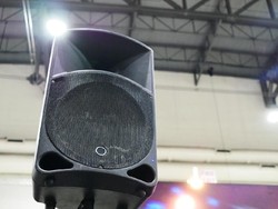 Sekeras Apa Suara Sound System Hajatan yang Bisa Merusak Telinga?