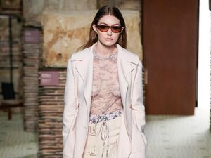 Gigi Hadid Seksi Tanpa Bra di Catwalk Lanvin saat Paris Fashion Week