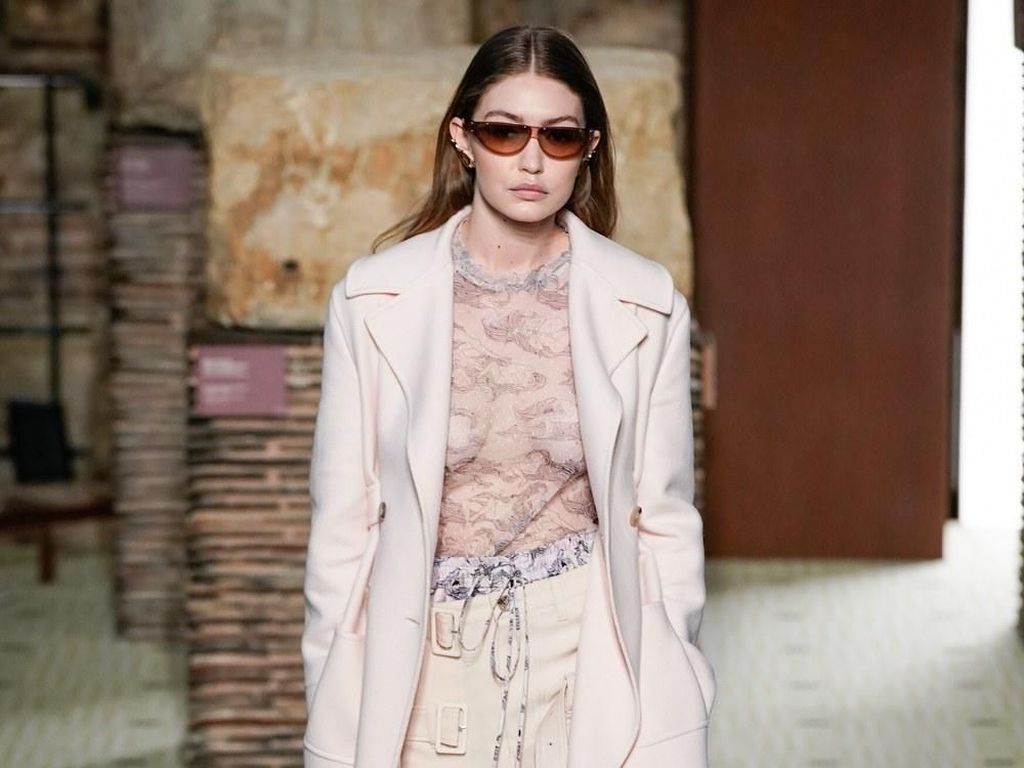 Gigi Hadid Seksi Tanpa Bra di Catwalk Lanvin saat Paris Fashion Week Gigi Hadid Seksi Tanpa Bra di Catwalk Lanvin saat Paris Fashion Week