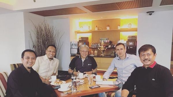 Pelatih Timnas U-22 , Indra Sjafri Gemar Makan Buah Segar dan Minum Teh