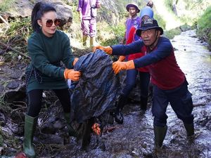Duh! Gaya Cetar KD Nyemplung Bersihkan Kali Pancing Nyinyiran Netizen Duh! Gaya Cetar KD Nyemplung Bersihkan Kali Pancing Nyinyiran Netizen