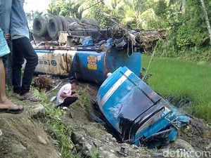 Kecelakaan Beruntun 8 Kendaraan di Sumbar, 3 Tewas 6 Luka Berat