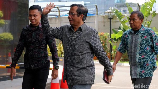 Gaya Mahfud MD Saat Sambangi Kantor KPK