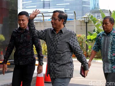 Gaya Mahfud MD Saat Sambangi Kantor KPK