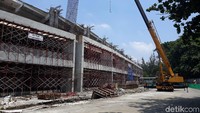 Pengerjaan besar yang nantinya digarap ialah pemasangan atap yang mengelilingi stadion. Atap yang sebelumnya hanya berada di tribun barat, kini akan dipasang di empat sisi tribune.
