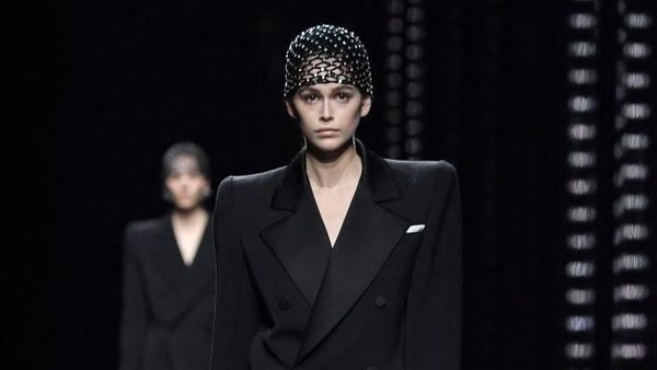Foto: Seksinya Kaia Gerber Pakai Jas Tanpa Celana di Paris Fashion Week