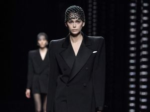 Foto: Seksinya Kaia Gerber Pakai Jas Tanpa Celana di Paris Fashion Week Foto: Seksinya Kaia Gerber Pakai Jas Tanpa Celana di Paris Fashion Week