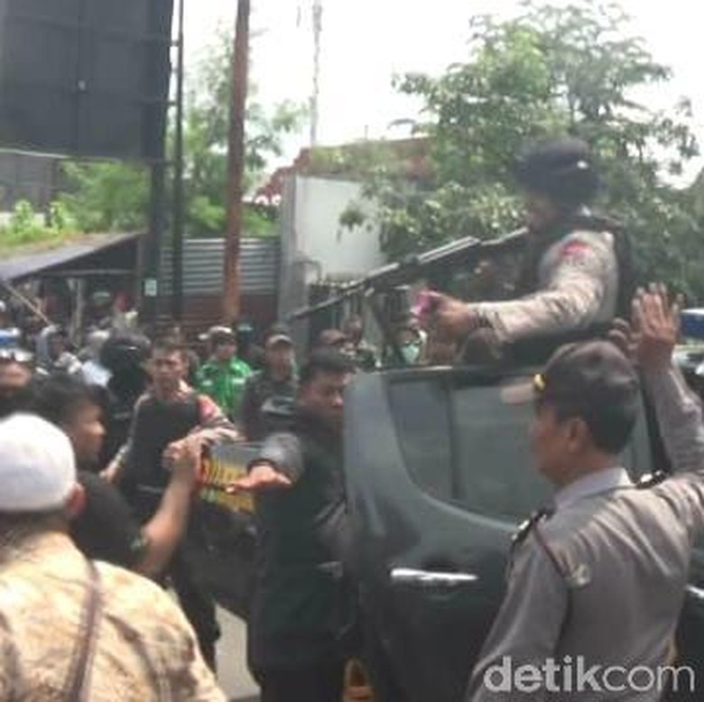 Spanduk Jokowi Picu Ricuh di Acara Prabowo, Ini Respons TKD DIY Spanduk Jokowi Picu Ricuh di Acara Prabowo, Ini Respons TKD DIY