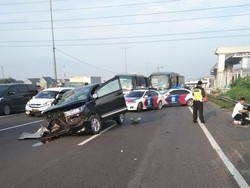Mobil Tabrak MCB di Tol Japek karena Sopir Mengantuk, 4 Orang Terluka