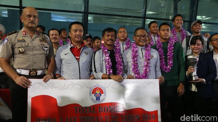 Timnas Indonesia U-22 mendapat sambutan meriah di Bandara Soekarno-Hatta, Rabu (27/2/2019), usai sehari sebelumnya menjuarai Piala AFF U-22 di Kamboja. (Foto: Rengga Sancaya/detikcom) Timnas Indonesia U-22 mendapat sambutan meriah di Bandara Soekarno-Hatta, Rabu (27/2/2019), usai sehari sebelumnya menjuarai Piala AFF U-22 di Kamboja. (Foto: Rengga Sancaya/detikcom)