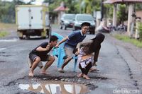 Alasan Para ABG Rela Jadi Foto Model dan Mandi Lumpur di Jalan Rusak