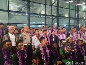 Tiba di Tanah Air: Timnas U-22 Dikalungi Bunga, Dikucuri Bonus Tiba di Tanah Air: Timnas U-22 Dikalungi Bunga, Dikucuri Bonus