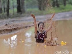 Kocak! ABG Cewek di Sumsel Protes Jalan Rusak dengan Berfoto ala Model