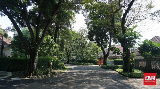 Jalan Milea adalah tempat pertemuan pertama Milea dan Dilan di film 'Dilan 1990.'
