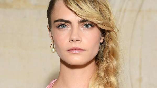 Pesona Cara Delevigne dengan Dress Pink