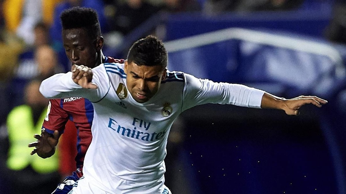 Casemiro menuai kecaman karena dianggap diving untuk memenangkan Real Madrid penalti melawan Levante. Foto: Manuel Queimadelos Alonso/Getty Images