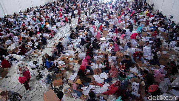 Ratusan Orang Lipat Surat Suara Pemilu di Bogor