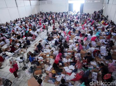 Ratusan Orang Lipat Surat Suara Pemilu di Bogor
