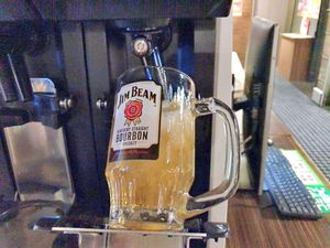 Pengunjung di Internet Cafe Ini Bisa Minum Bir Sepuasnya Pengunjung di Internet Cafe Ini Bisa Minum Bir Sepuasnya