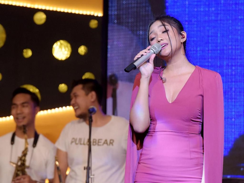 Pergi Menjauh Ungkap Serpihan Masa Lalu Marion Jola Pergi Menjauh Ungkap Serpihan Masa Lalu Marion Jola