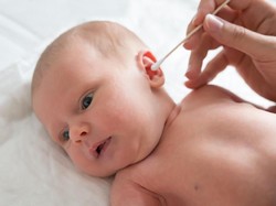 Cara Tepat Bersihkan Telinga Bayi Baru Lahir