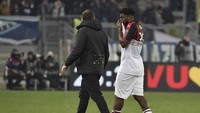Milan mesti kehilangan Franck Kessie di tengah-tengah pertandingan. Gelandang Pantai Gading itu mesti ditarik keluar saat laga belum genap bergulir 30 menit karena cedera paha. Foto: Getty Images