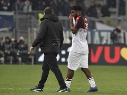 Milan mesti kehilangan Franck Kessie di tengah-tengah pertandingan. Gelandang Pantai Gading itu mesti ditarik keluar saat laga belum genap bergulir 30 menit karena cedera paha. Foto: Getty Images